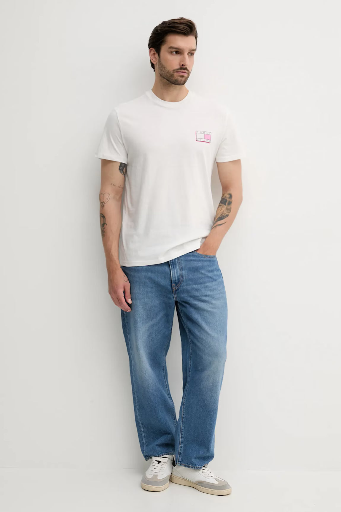 Tommy Jeans logós fehér férfi póló rózsaszín mintával
