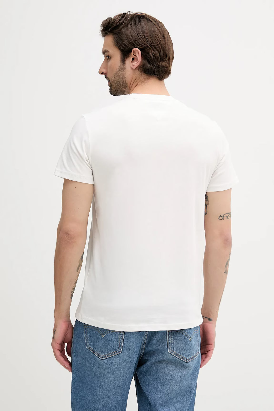 Tommy Jeans logós fehér férfi póló rózsaszín mintával