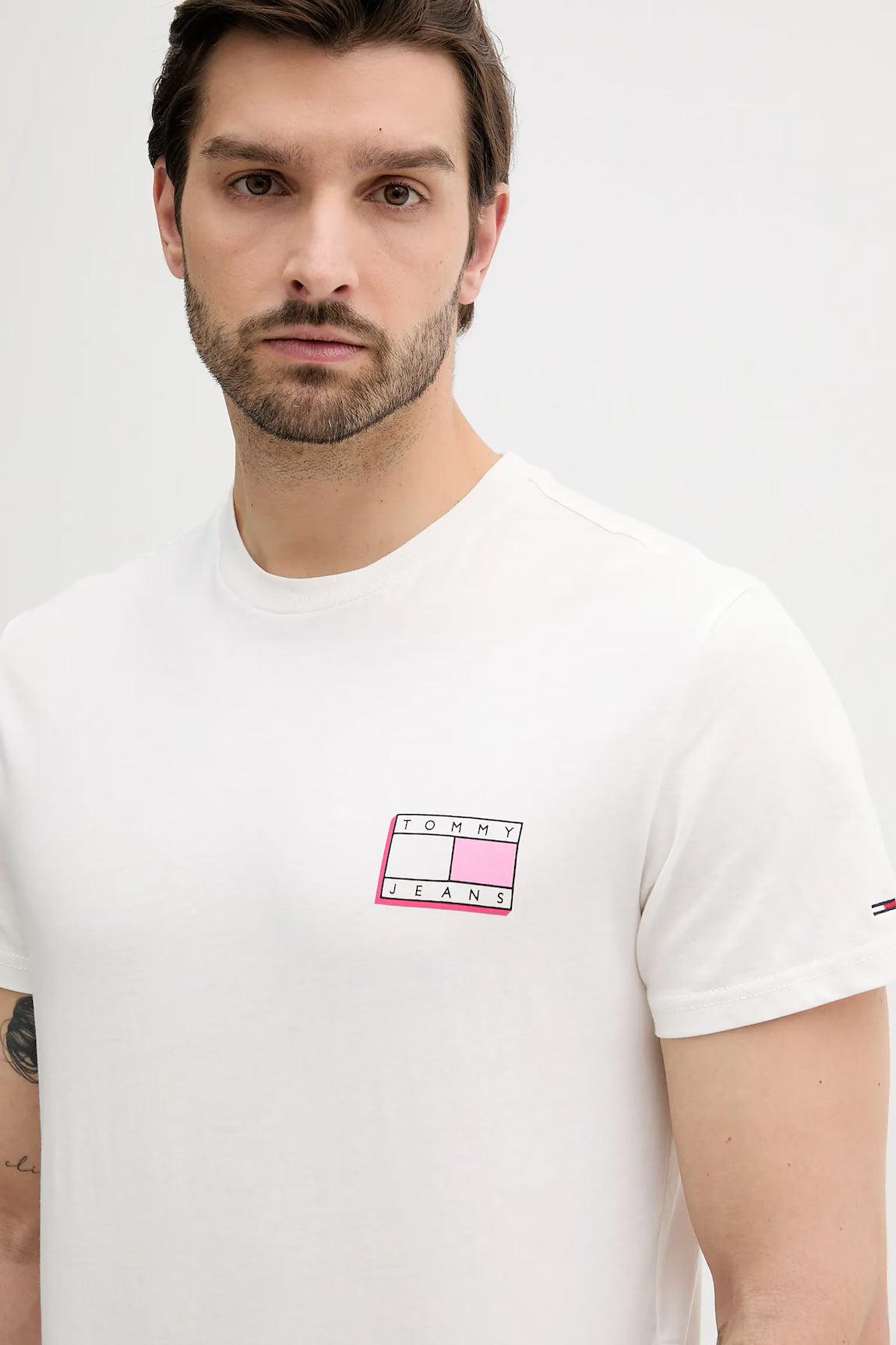 Tommy Jeans logós fehér férfi póló rózsaszín mintával