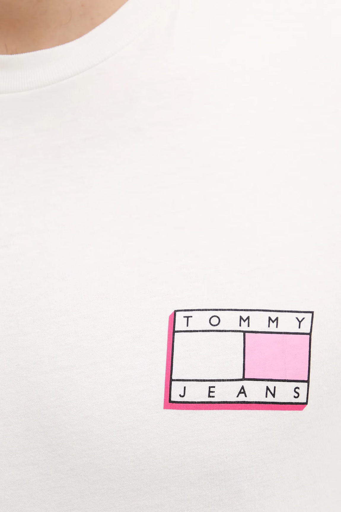 Tommy Jeans logós fehér férfi póló rózsaszín mintával