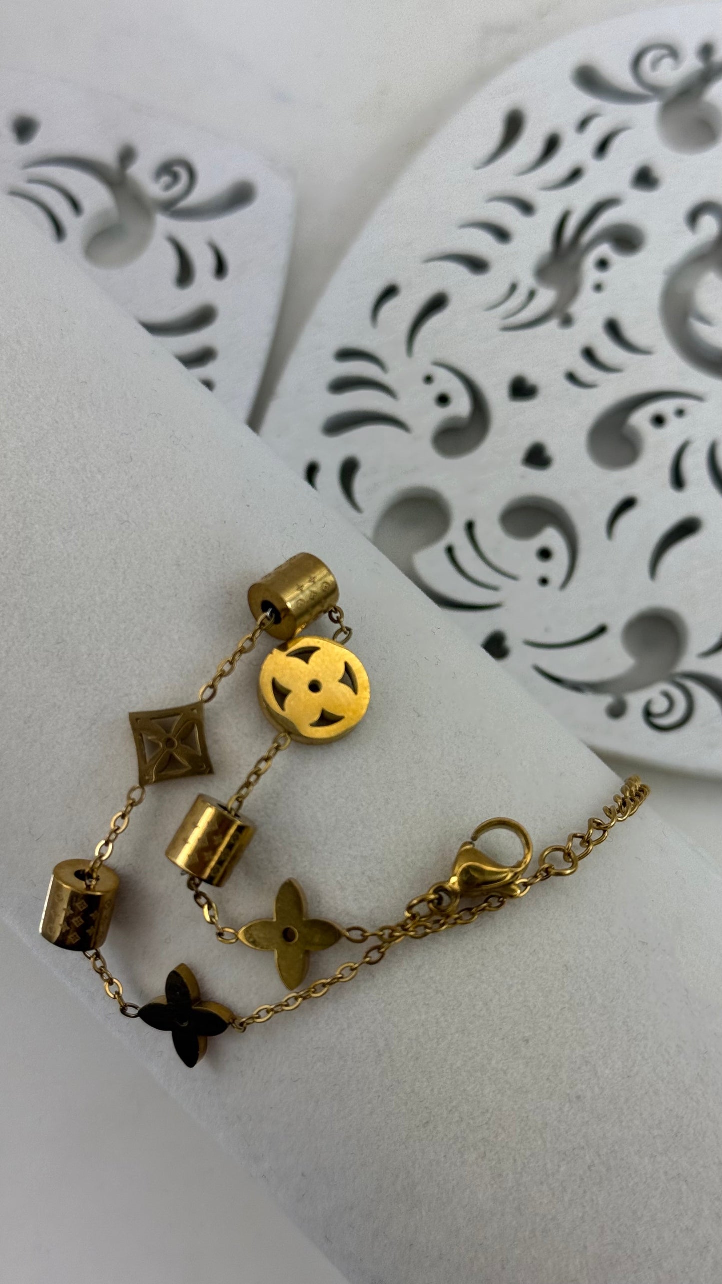 Arany charm karkötő vegyes díszítőelemekkel GoldBrands