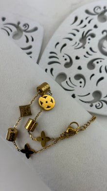 Arany charm karkötő vegyes díszítőelemekkel GoldBrands