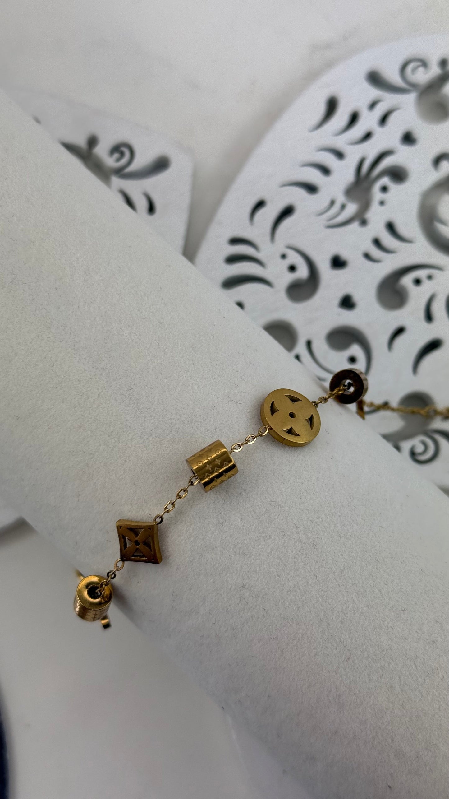 Arany charm karkötő vegyes díszítőelemekkel GoldBrands