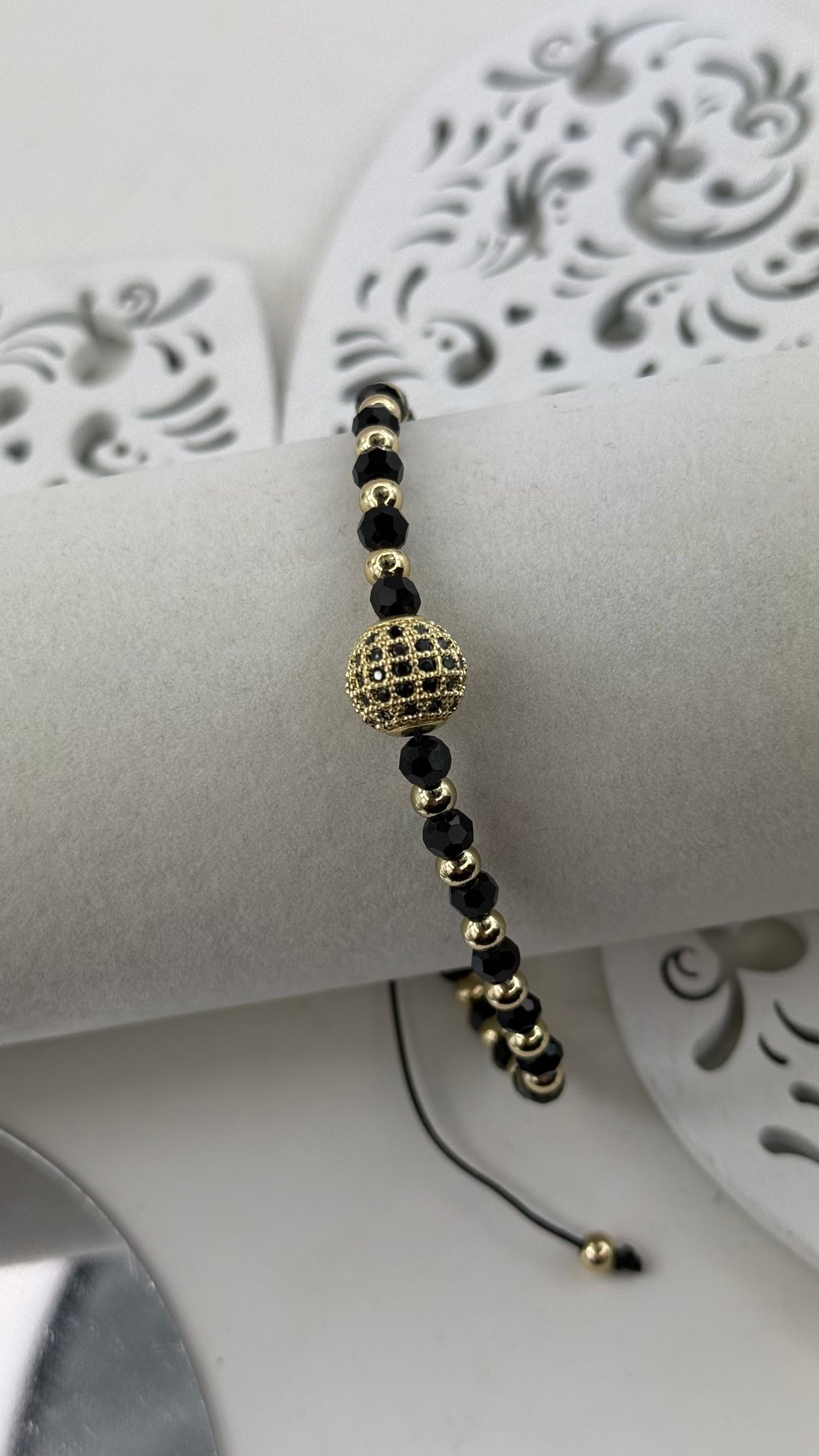 Elegáns fekete–arany karkötő GoldBrands