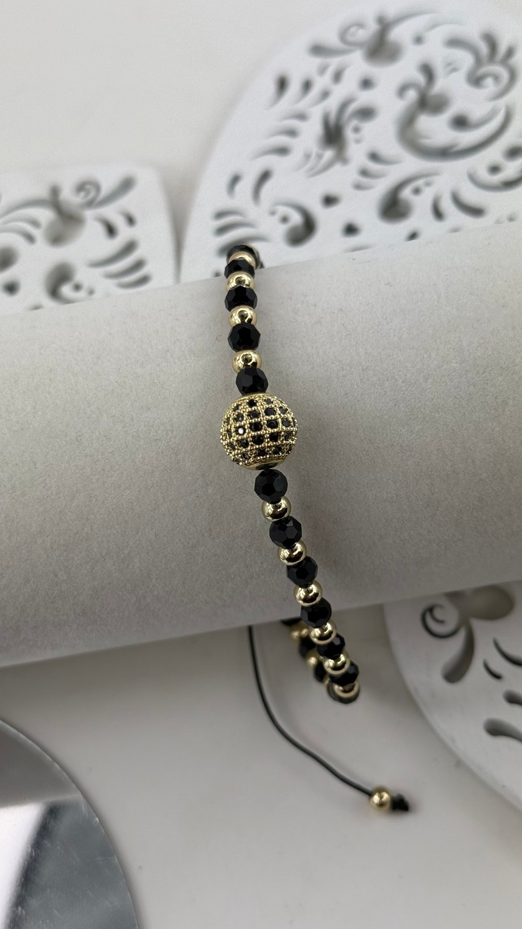 Elegáns fekete–arany karkötő GoldBrands