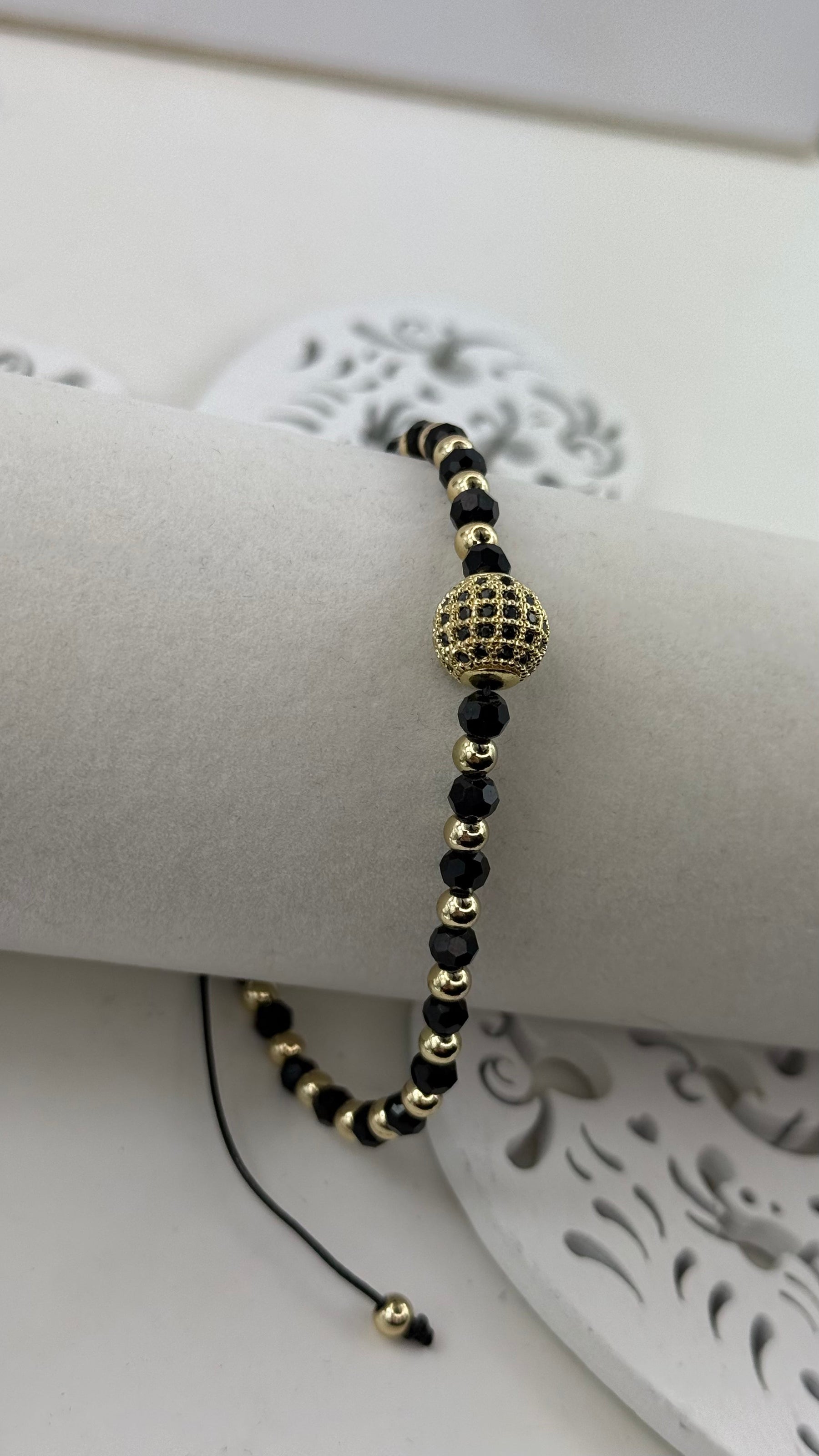 Elegáns fekete–arany karkötő GoldBrands