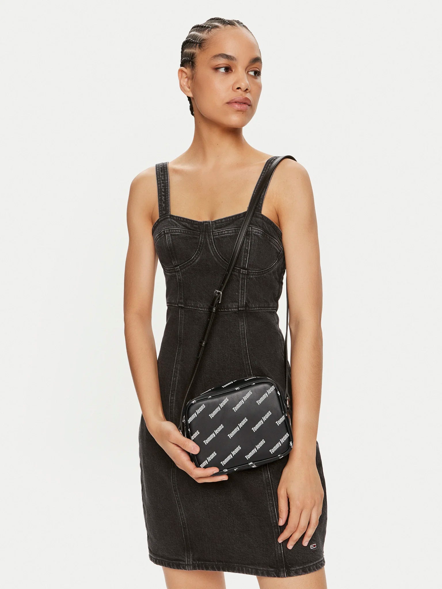 Tommy Jeans fekete női crossbody táska logómintás dizájnnal